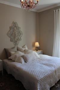 B&B / Chambres d'hotes Les Romarins B&B, 10 min d'Uzes, piscine et grand jardin, Table d'hote : photos des chambres