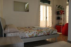 Zimmer mit Kingsize-Bett und Balkon