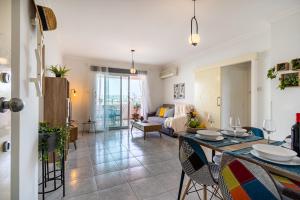 Sweet retreat 2-BR Apartment in Mackenzie