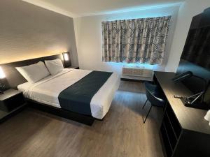 Queen Room - Non-Smoking room in Motel 6-Fort Lauderdale FL