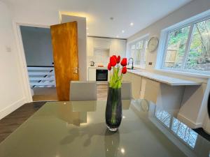 Cheerful 5-bedroom with free parking