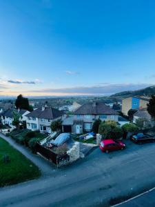 Cheerful 5-bedroom with free parking