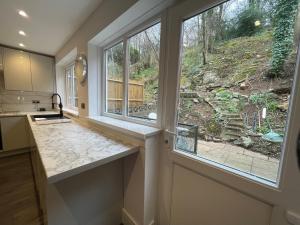 Cheerful 5-bedroom with free parking