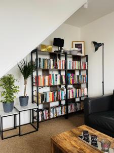 Cheerful 5-bedroom with free parking