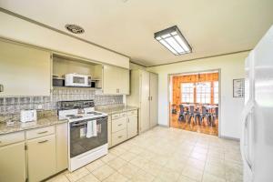 Lake Eufaula Retreat with Fire Pit, Near Main St!