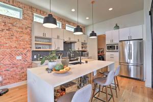 Chic Frida Kahlo Condo Less Than 4 Mi to Dtwn Austin