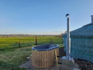 Beautiful Rural Yurt with Wood Fired hot tub