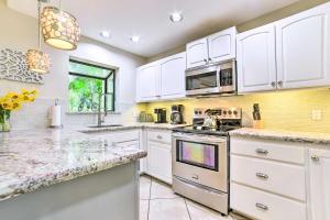 Bright and Airy Lahaina Condo - Walk to Beach!