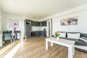 Lejla, sea view apartment with pool