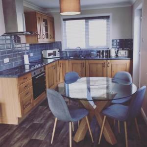 Malva - Modern 2 Bedroom Bungalow in Wick Sleeps 4 with private parking - NC500 Route