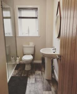 Malva - Modern 2 Bedroom Bungalow in Wick Sleeps 4 with private parking - NC500 Route