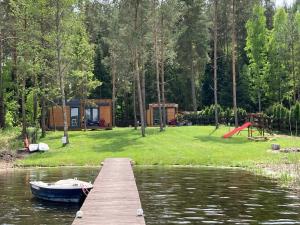 Makosieje Resort - komfortowy domek 30m od jeziora,ogrzewanie,wi-fi,widok na jezioro