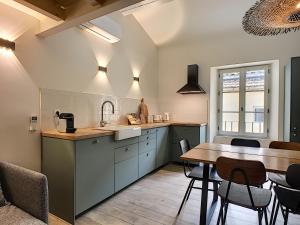 Maison Luxe 4 chambres - Patio - Climatisation - 10 minutes à pied du Pont dAvignon