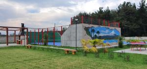 Cabañas, canchas de pádel, básquet, voley, juegos infantiles y más