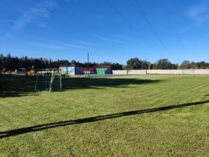 Cabañas, canchas de pádel, básquet, voley, juegos infantiles y más