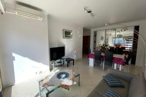 2 rooms facing south 300m from the Croisette LIVE IN LE BOSQUET