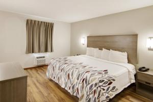 Suite King with Kitchenette Non-Smoking room in Red Roof Inn & Suites Pensacola-NAS Corry