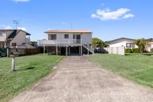 Snells Seaside Bach - Snells Beach Holiday Home - Sandspit