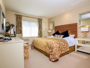 Quayside, Dart Marina