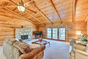 obrázek - Lakefront Cabin and Guest House Near Granbury Square