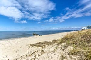 Cozy Villas Cottage w Deck, 12 Block to Beach!