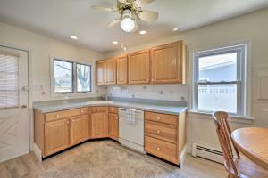 Cozy Villas Cottage w Deck, 12 Block to Beach!