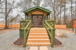Beautiful New Bern Studio Cabin with Fire Pit!