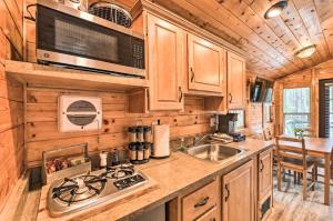 Beautiful New Bern Studio Cabin with Fire Pit!