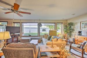 Lakefront Cedar Cottage with Enclosed Porch!