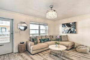 Chic Gulf Shores Condo with Pool and Beach Access