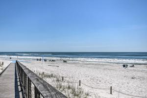 Chic Gulf Shores Condo with Pool and Beach Access