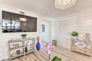 Chic Gulf Shores Condo with Pool and Beach Access
