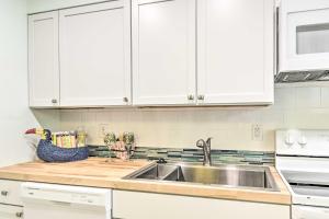 Chic Gulf Shores Condo with Pool and Beach Access