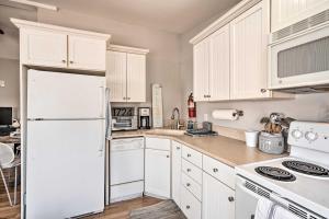 Bright Belmar Cottage < Half Mi to Boardwalk!