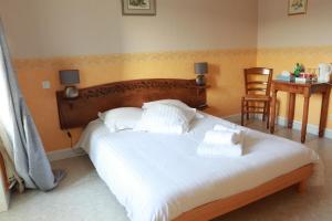 Hotels Logis Le Relais de Thezillieu : Chambre Double