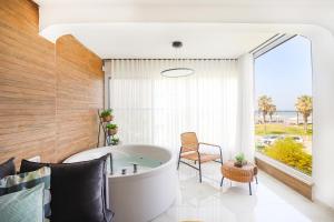 צימר75 על הים גקוזי ומרפסת Oceanfront BeachHouse W Jacuzzi & Porch