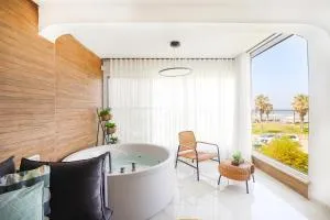 צימר על הים גקוזי ואירוח איכותי Oceanfront Beach House W Jacuzzi - Qiryat Naẖum