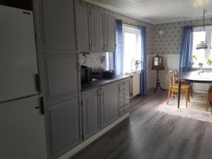 Hus på landet nära sjö