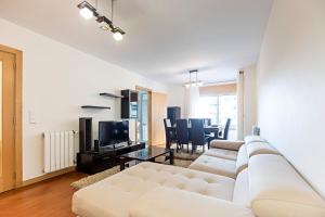 2BR Flat by Metro w Free Parking by LovelyStay