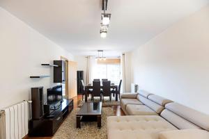 2BR Flat by Metro w Free Parking by LovelyStay