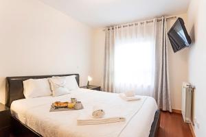 2BR Flat by Metro w Free Parking by LovelyStay