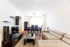 2BR Flat by Metro w Free Parking by LovelyStay