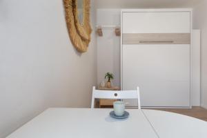 Travel Homes - Grand Rue, Petite Venise - Compact & Cosy - Lit mural