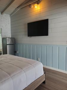 Hollywood Gardens Inn & Suites