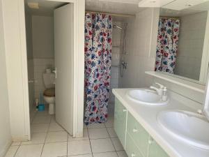 Maisons de vacances La plage au bout du jardin / Sword Beach cottage : photos des chambres