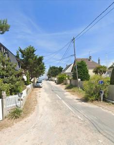 La plage au bout du jardin   Sword Beach cottage