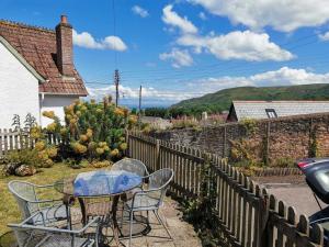 Spacious family & dog friendly home from home with sea views and private garden