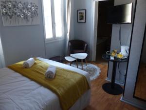 Hotels Hotel Le Rochegude : Chambre Familiale