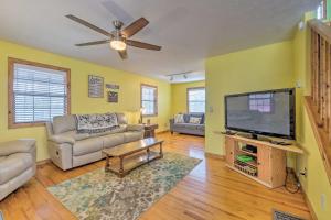 Lake House with Hot Tub and Fire Pit - 1 Mi to Marina!