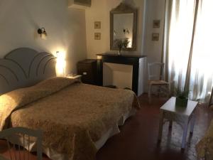 Hotels Hostellerie Le Castellas - Les Collectionneurs : photos des chambres